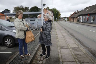 Gurli Johnsen (t.v.) bor på Havrevej, mens Bodil Christensen bor i Kirkegade. De lægger vægt på, at det stadig er muligt at handle i Aulum, selv om der er vejarbejde - og så er der blevet så roligt. Foto: Henrik Ole Jensen
