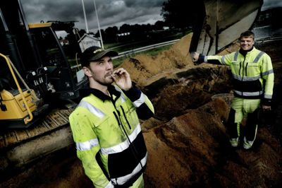 Maskinfører Lars Boesen (t.v.) og håndmand Jesper Nielsen er helt tæt på gravearbejdet. De mærker også folks frustrationer - og lidt tilfredshed. Foto: Henrik Ole Jensen