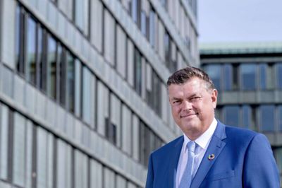 I foråret solgte discountkæden Aldi udenlandsk honning, som var mærket med dannebrogsflag og »dansk produceret« på trods, af at der var tale om honning fra Brasilien og Bulgarien, som blot var emballeret i Danmark. Varene blev hurtigt fjernet fra hylderne igen efter beskyldninger om falsk markedsføring. Men mærkningen var lovlig, og det undersøger fødevareminister Mogens Jensen (S) nu muligheden for at ændre på. Foto: Bax Lindhardt