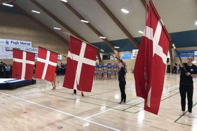 Der har været flere arrangementer i jubilæumsåret. Her bliver flere faner vist i forbindelse med en gymnastikopvisning i foråret. Foto: Henrik Ole Jensen