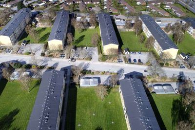 Planen om at lukke Stadion Allé for gennemkørende trafik afvises af et politisk flertal. Det betyder et farvel til muligheden for at oprette en stor rambla mellem de to rækker af boligblokke. Foto: Tom Laursen