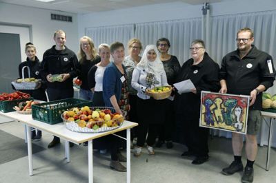 De seks frivillige i Mad til Herning havde fredag ikke noget imod at blive forstyrret, da Dansk Folkehjælp kom forbi med en pris. Foto: Henrik Ole Jensen