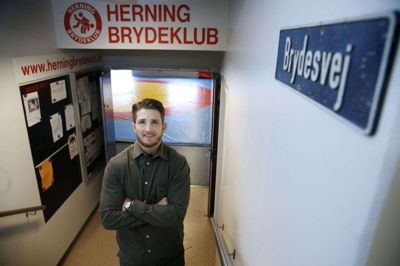 29-årige Fredrik Bjerrehuus ved indgangen til lokalerne hos Herning Brydeklub. Den herningensiske landsholdsbryder er klubbens fjerde OL-deltager gennem tiderne, men for fire år siden var Bjerrehuus tæt på at opgive sin olympiske drøm. Foto: Flemming Hansen