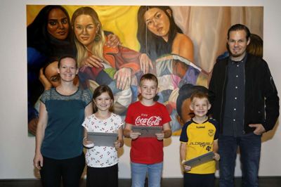 Familien Hjort var blandt de mange, som lørdag deltog i jubilæums-festlighederne på Heart. Janni og Anders Hjort havde taget børnene Frida, Oskar og Bertram med, og de havde tegnebræt med ud på en af dagens aktiviteter på museet. Foto: Henrik Ole Jensen