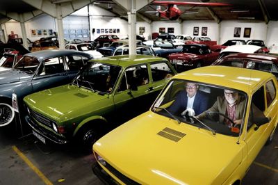 Næstformand Flemming Jensen og formand Marius Reese har sat sig til rette i en af de mange klassiske biler af enhver art i Autogalleriets lokaler. Foto: Henrik Ole Jensen