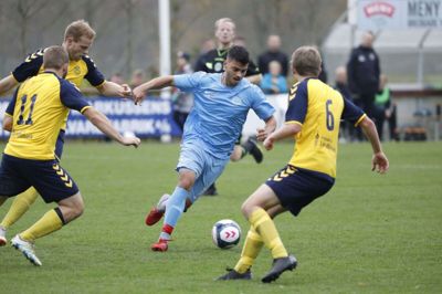 Ziad Nassar (blå trøje) bragte hurtigt Tjørring foran på straffespark. Foto: Henrik Ole Jensen