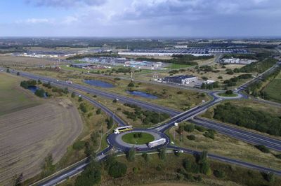 HI-Park, der ses i hele den øverste del af billedet over Herning-motorvejen, er vokset hurtigt de seneste 10 år. Netop nærheden til motorvejen nævnes som den primære forklaring på, at mange logistikvirksomheder har valgt at placere sig her. Foto: Flemming Hansen
