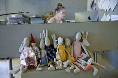 - Kaninen er bygget over samme krop, som de oprindelige stofnisser, men i stedet for nissehuen er der syet kaninører på. På den måde har der været en naturlig evolution af produkterne, siger Dorthe Mailil. Foto: Flemming Hansen