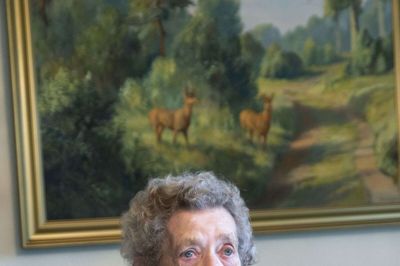 Elna Jensen blev født i 1919, gift i 1938 og er stadig bedsteveninde med Sigrid, som hun lærte at kende i 1942. I går, mandag 30. september, fejrede hun fødselsdag med at samle 60 gæster i alle aldre omkring sig. Foto: Tom Laursen