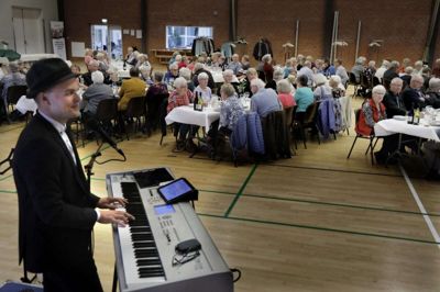 Brande Hallerne har lagt gulv til utroligt mange arrangementer i årenes løb, men nu kan gulvet i hal A heller ikke mere. En udskiftning vil koste godt en million kroner, og dette ønske er nu overført til budgetforhandlingerne. Billedet stammer fra Ældre Sagens fællesspisning tidligere på året. Foto: Henrik Ole Jensen