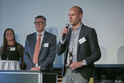 Morten Dilling Bertelsen, der står i spidsen for undertøjsmærket Dilling, modtog tirsdag prisen som Årets Succesvirksomhed i Region Midtjylland. Bag ham ses direktør Erling Sørensen fra Spar Nord Aarhus, der var med til at uddele prisen. Foto: PR-foto