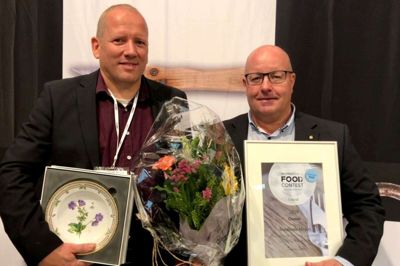 De nykårede ostevindere fra Troldhede Mejeri blev hyldet af Mejeriforeningens formand Steen Nørgaard Madsen (yderst tv.) og Landbrug & Fødevarers adm. direktør Anne Arhnung. I midten af billedet fra venstre: Teamleder Søren Videsen og Site Director Torben Pradsgaard, Troldhede Mejeri. Foto: Lars Møller/MCH