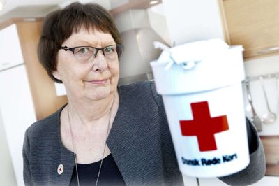Jytte Christensen har i 32 år været indsamlingsleder for Røde Kors. Da hendes egne børn var små, var de også ude at gå med raslebøssen sammen med hende. I dag er flere af hendes børnebørn med til at samle ind i Kibæk. foto: Henrik Ole Jensen
