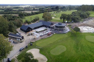 Ikast Tullamore Golf Club fotograferet fra nordvestlig retning med det nye klubhus længst til højre i fotografiet. Foto: Flemming Hansen