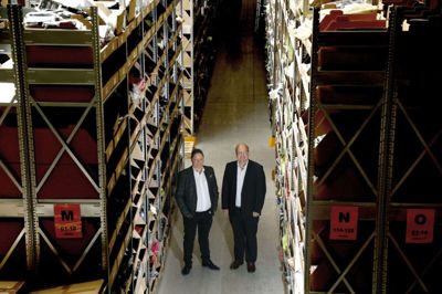 Der er godt gang i hjulene hos administrerende direktør Tony Jakobsen (t.v.), salgsdirektør John Brøndum og System Transport. Derfor har man nu erhvervet sig 14.000 kvadratmeter ekstra lagerplads. Foto: Henrik Ole Jensen