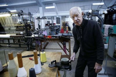 Ejgild Holdgaard ved »kaffemøllen«, der strikker strømper - inklusive hæl og tå. Foto: Flemming Hansen