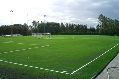 Glæden og stoltheden var stor i 2006, da Vildbjerg Sports- og Kulturcenter kunne præsentere denne nye og evigtgrønne kunstgræsbane. Men efter 13 år, talrige timer og endnu flere fodboldfødders tramp og tacklinger kan banen ikke klare mere. Til næste år bliver den skiftet ud. Foto: Jonas Møller Jensen