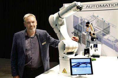 Kim Poulsen med en robot, der blandt andet kan pakke ost. Ikast-firmaet KP Automation sælger mange robotter til fødevareindustrien. Foto: Henrik Ole Jensen