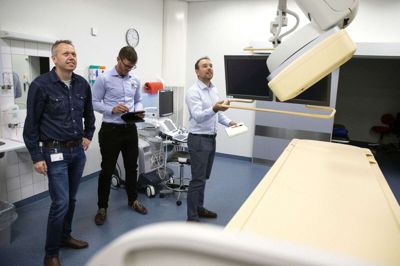 Det er efterhånden mere end to år siden, at Jason Mitchell (t.h.), vicepræsident hos det canadiske rådgivningsfirma Health Care Relocations, var i Herning Folkeblad for første gang. Dengang fortalte han om vigtigheden af, at den meget detaljerede planlægning af hospitalsflytningen udføres til punkt og prikke. I midten er det hans kollega Drew Wilson, og til venstre er det Jacob Pedersen, lederen af Hospitalsenheden Vests flytteenhed. Foto: Tom Laursen