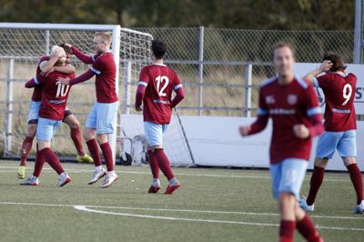Måljubel i Tjørring-lejren: Kenneth Lund (nummer 10) krammer venstrebacken Patrick Sand som tak for et fint oplæg til 2-0-målet mod Vildbjerg. Foto: Flemming Hansen