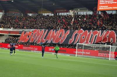 FC Midtjylland-fansene var mødt talstærkt op i Silkeborg, men efter sidste dommerfløjt kom det til tumult mellem kontrollører og en række FCM-fans. Foto: Henning Bagger/Ritzau Scanpix