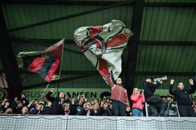 FC Midtjyllands fans mødte talstærkt op og havde grund til jubel under lokalopgøret mod Silkeborg. Men efter kampen var der ballade. Foto: Henning Bagger/Ritzau Scanpix