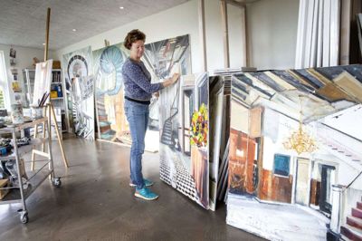 Hanne Schmidt arbejder i atelieret fem timer om dagen. Hun sælger godt i tre gallerier, så der skal hele tiden laves nye værker. Foto: Tom Laursen