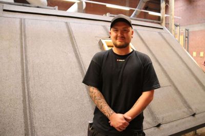 Tagdækkerlærlingen Jesper Kragelund fra Herning kan kalde sig regionsvinder i Skills-konkurrencen. Foto: Learnmark Horsens