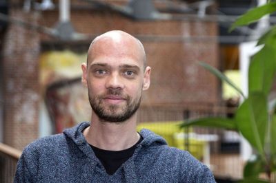 Kasper Blaaberg, 37 år, Studerende, Silkeborg:
- Det begynder jeg i hvert fald at tænke mere over. Problemet er - i hvert fald når jeg er på SU - at så vinder pris ofte over princip. Sådan bør det ikke være. Men hvis jeg havde flere midler mellem hænderne, ville jeg også være mere tilbøjelig til at tænke på klimaet. Når det er sagt, mener jeg, at det er meget vigtigt at sætte fokus på vores transportvaner. Om blot 10 år kunne jeg godt forestille mig eldrevne delebiler, som er selvkørende, og som kører rundt og henter folk.