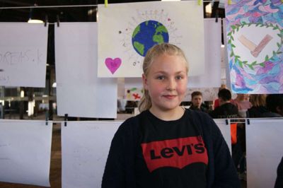 Viktoria Sneider Thomsen vandt tegnekonkurrencen og 200 kroner til egen lomme samt 800 kroner til klassekassen. I baggrunden ses vinderplakaten.