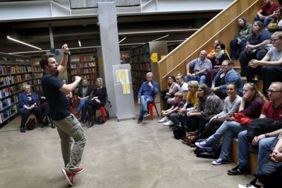 Sindets Dag 2019 i Herning er blevet til i et samarbejde mellem Sind Herning & Ikast Brande, Minihøjskolen, Skovlyset, Selvhjælp Herning, Headspace, Herning Kommune og Herning Bibliotekerne, og de var alle tirsdag repræsenteret ved forskellige boder på biblioteket i Herning. En af de to foredragsholdere var komikeren Anders Stjernholm, og han slog et slag for, at man godt kan snakke om en diagnose som ADHD. - Vi er danskere. Vi elsker, når nogle er dårlige til noget, sagde han og forklarede, at det går lige i det »jante-liderlige« hjerte. - Det er også derfor, at »X Factor« er bedst i de første runder, sagde han til stor morskab for de fremmødte. Selv har komikeren haft stor glæde og gavn af at snakke med sin familie og sine venner om den ADHD-diagnose, som han fik for 10-12 år siden. Foto: Flemming Hansen
