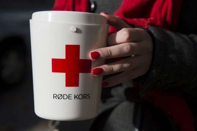 Bagmændene bag Dansk Virksomheds Belønner, som beskyldes for fup og svindel med hjemmelavede certifikater, er ikke for fine til at bruge humanitære organisationer som Røde Kors i forsøget på at få firmaet til at se troværdigt ud.