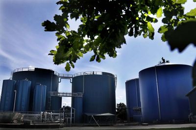 Biogasanlægget i Studsgård. Med en investering på 773 millioner kroner vil Energinet udbygge syv pumpestationer, deriblandt MR-anlægget ved Hammerum. Det skal sikre, at lokalt produceret biogas kan transporteres rundt i landet. Uden de nye anlæg, vil der i perioder kunne opstå behov for at neddrosle biogasproduktion eller brænde overskudsgas af, når gasforbruget er lavt. Foto: Henrik Ole Jensen