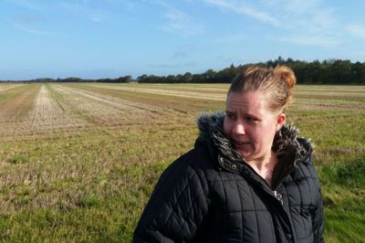 Maria Lezhshede på vejen, hvor hun to gange har set ulve. Hun er bange og tør ikke gå lange ture med hunden mere. Nu henter hun også sine børn, når de bliver sat af skolebussen. De tør ikke gå hjem. foto: jesper wind