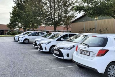 Siden 2016 har Herning Kommunes hjemmepleje og hjemmesygepleje primært kørt i hybridbiler af mærket Toyota Yaris. Det meste af bilparken skal udskiftes i juli 2020 - og her venter kommunen også at få sine første el-biler. Foto: Privatfoto