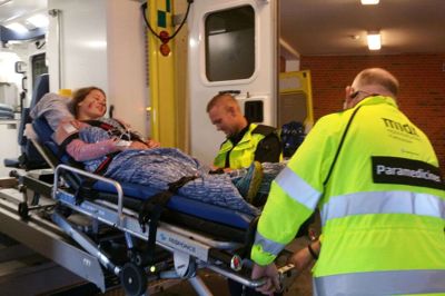 Lærke Schultze på båren blev under øvelsen bragt ind til Herning Sygehus med et åbent lårbensbrud og en blødning, der ikke kunne standses. Martin Lyndgård (t.v.) og Michael Greve kørte i pendulfart sammen med tre andre ambulancer fra sygehuset ud til Ålykkevej. foto: jesper wind
