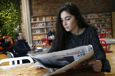 18-årige Rahima Abdullah går på HTX i Herning. Hun er kurdisk flygtning fra Syrien og stærkt påvirket af konflikten på grænsen mellem Tyrkiet og Syrien i øjeblikket. Hun frygter en gentagelse af Tyrkiets krigshandlinger i Afrin-regionen, som hun og hendes familie flygtede fra: »Lige nu bliver der ikke bombet i Afrin, men der er rigtig mange overgreb på civilbefolkningen - kvinder bliver voldtaget, folk bliver bestjålet og tortureret«. Foto: Flemming Hansen