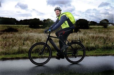Thomas Dalsgaard tog en konsekvent beslutning, da han solgte sin VW Polo og købte en el-cykel. Siden har han cyklet til og fra arbejdet, der ligger i Ådum syd for Tarm. Foto: Henrik Ole Jensen