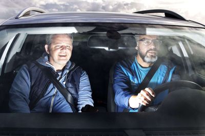 Peter Hart Andersen (t.v.) er kørelærer. Henrik Lind Jørgensen er journalist - og bilist. Foto: Tom Laursen