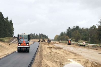 Omfartsvejen ved Haderup tager form. Det nordlige kryds mellem rute 34 og den nye vej er etableret, og her er der ved at blive lagt cykelsti-asfalt på strækningen ved den sydlige sammenfletning. Den vejomlægning er klar omkring 1. december. Foto: Henrik Lind Jørgensen