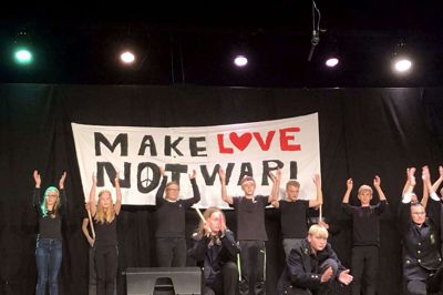 Ungdomskultur gennem flere årtier blev sat på scenen på Vildbjerg Skole torsdag aften. Foto: Privatfoto