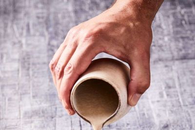 Bisque med brødflager, syltede svampe og vild brøndkarse. Foto: Søren Gammelmark