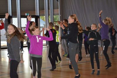 Opvarmningen i Sentrum satte gang i både børn og voksne, inden en løbetur og fodboldkampe. Foto: Laila Kempel