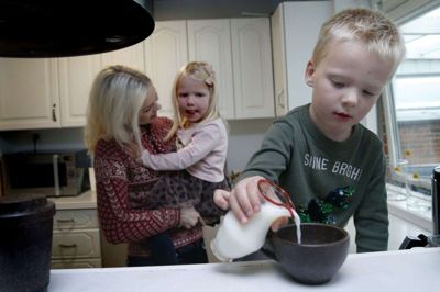 Mælken bliver hældt op af genbrugsglas - og når den skal drikkes, er det af kaffekopper lavet af kaffegrums og træspåner. Foto: Flemming Hansen