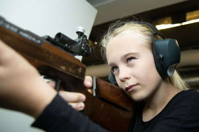 Berta Hansen har gået til skoleskydning et par gange den seneste tid. Måske er det derfor, hun rammer så godt. Foto: Tom Laursen
