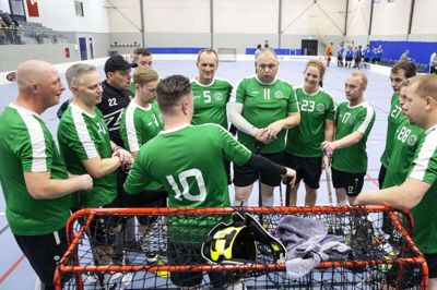 Der er stor koncentration inden herrerne skal spille mod Århus Floorball Club. Foto: Tom Laursen