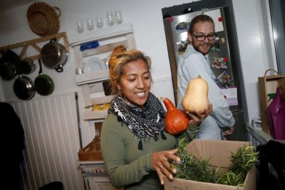 Hazel og Enke Mendoza-Hensiek har fået en kasse fyldt med lækre grøntsager med fra et familiebesøg på Falster. Foto: Flemming Hansen