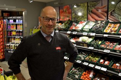Poul Hansen har været købmand i Vildbjerg i godt 30 år, men han kan ikke længere holde til arbejdsmængden, og derfor siger han farvel med udgangen af året. Foto: Kim Krasuld