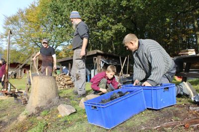 Hjerl Hedes myremalmsmester, Jens Jørgen Olesen (med skægget), og museumsinspektørerne fra Museum Midtjylland, Martin Winther Olesen og Jonas Helt, samt sidstnævntes søn, Kasper Helt, lavede jern som i gamle dage. Foto: Morten hallstrøm