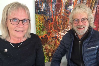 Flemming Lauritsen, Musiker, 68, og pensioneret socialrådgiver Jette Hebsgaard, 66, Videbæk:
Affaldssortering er blandt parrets indsatsområder.
- Vi har siden 1992 affaldsorteret og kørt fast på genbrugspladsen med aviser, glas, plastik, metal, el-artikler, pap, flamingo, småt brændbart, haveaffald og komposteret bioaffald (fra egen ormegård, red.), siger Flemming Lauritsen.
- Vi støtter enhver udvikling med elbiler og forskning, der muliggør en kraftig udvikling af området lagring af strøm, hurtig opladning, kollektiv transport på el med mere, siger Jette Hebsgaard.
De er villige til at betale mere i skat for at fremme enhver forskning og udvikling i retning af en optimeret grøn omstilling.
- Men jeg elsker også flæskesteg, selv om min fætter leder gylle ud, griner Flemming Lauritsen.
Og firehjulstrækkeren elsker Flemming Lauritsen også, når han kører i den.
- De unge vil straks vælge en elbil. Men hvor skal jeg så have alle min musikinstrumenter, og hvad skal trække campingvognen? Jeg kommer nok til at slippe bilen og købe en elbil. Men de skal kunne køre længere, siger han.
Parret kan ikke undvære en bil.
- For så kan vi ikke komme hjem, når vi har været i teatret, siger Jette Hebsgaard. Foto: Ole Skydt